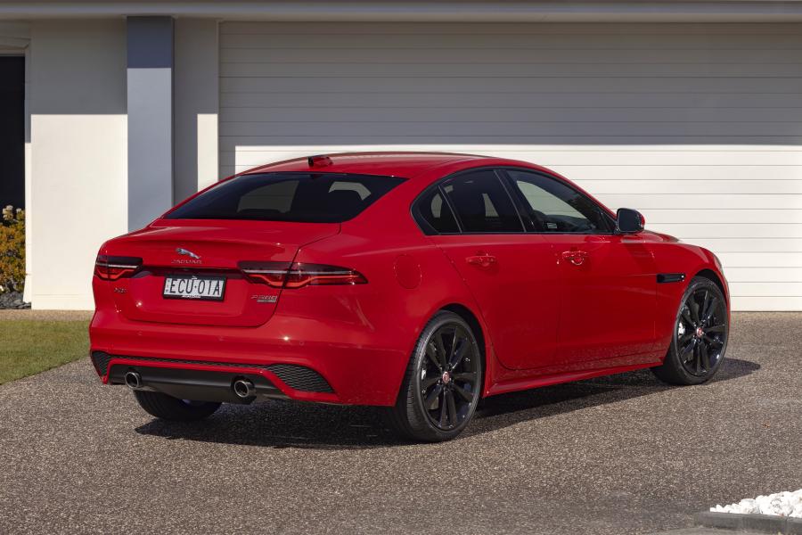  Jaguar XE P300 R-Dynamic 2019 года  (AU) (фото 13 из 40)